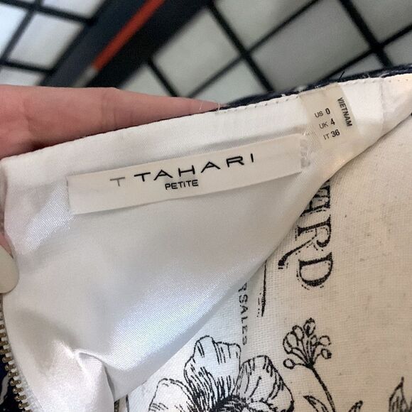 T Tahari Petite Blue and white abstract print skirt SZ US 0 - Picture 3 of 3